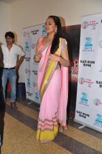 Sonakshi Sinha on the sets of Sa Re Ga Ma in Famous on 10th Dec 2012 (35).JPG